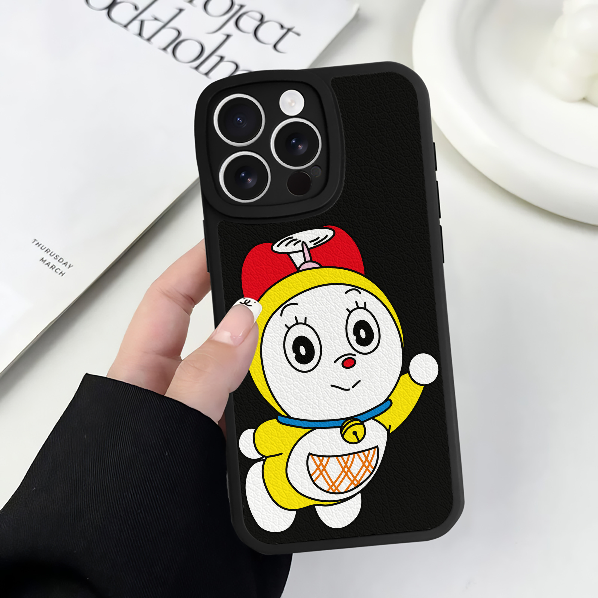 （画像用） ドラえもん ドラミ Doraemon Dorami 【iPhone 16シリーズ対応】シリコンスマホケース（レザー調） 材質：シリコン